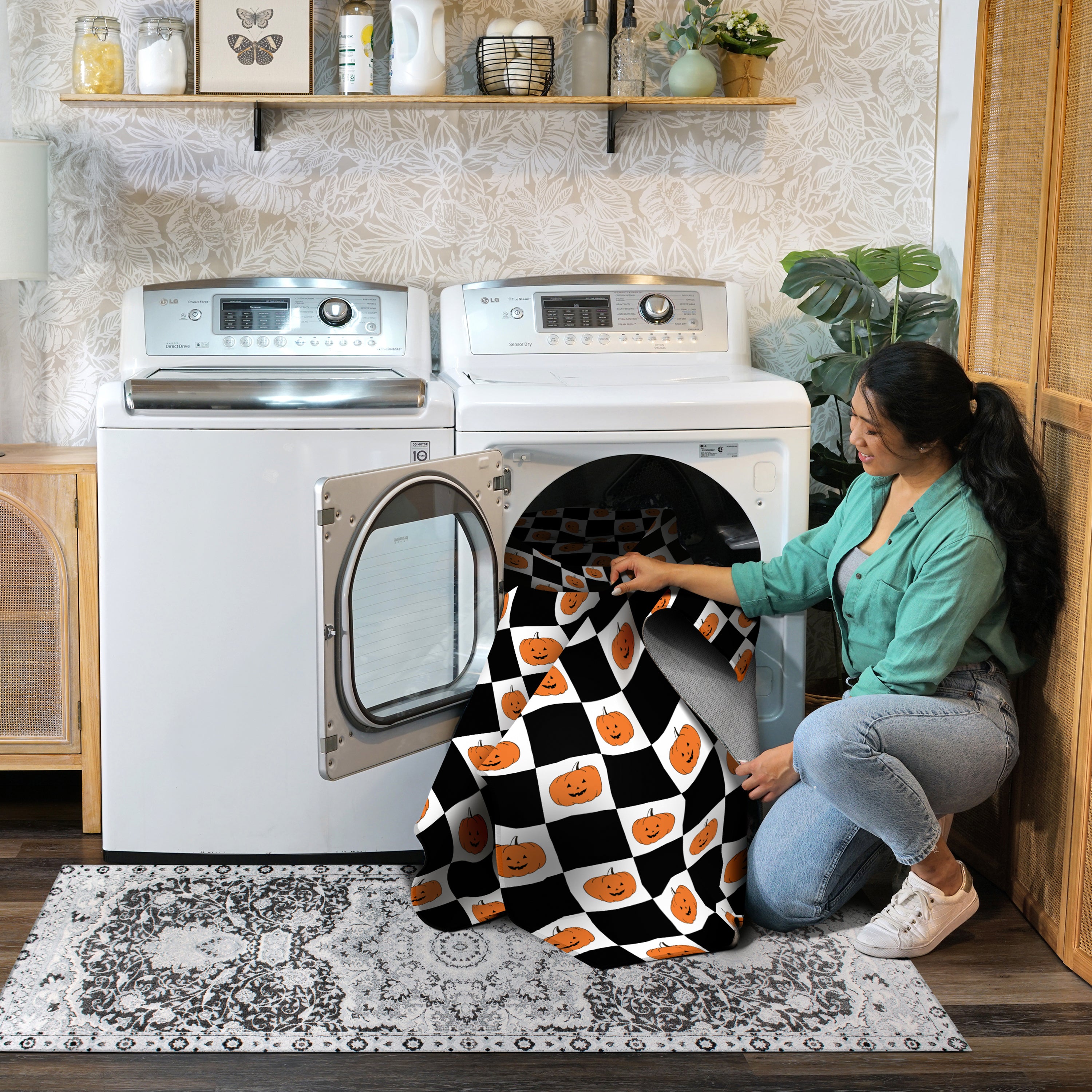 Checkered Pumpkins Halloween Machine Washable Rug